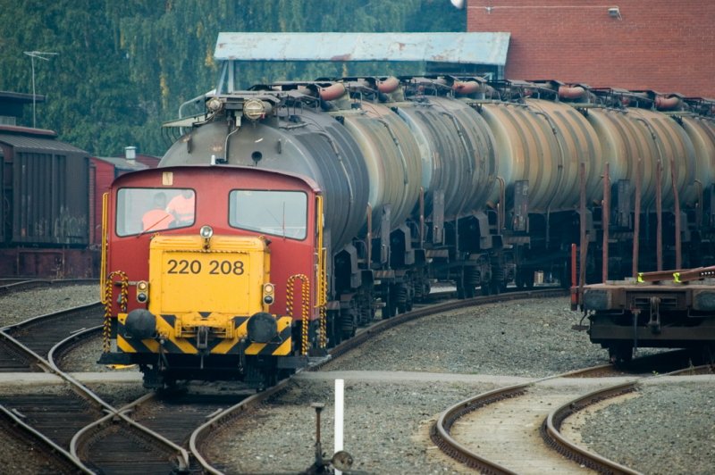 SKD 220 208 at Alnabru, Oslo September 13th 2006. Small shunter with a heavy load. It did at last manage to get the wagons out of the maintenance building.