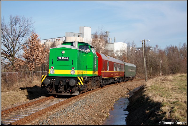 Ski- und Wanderexpress auf der Zellwaldbahn: Am 03.02.08 bespannte die 112 708 der Regio-Infra-Service-Sachsen diesen illustren Zug von Nossen nach Freiberg. Auf diesem Bild verlsst der Zug gerade Groschirma.