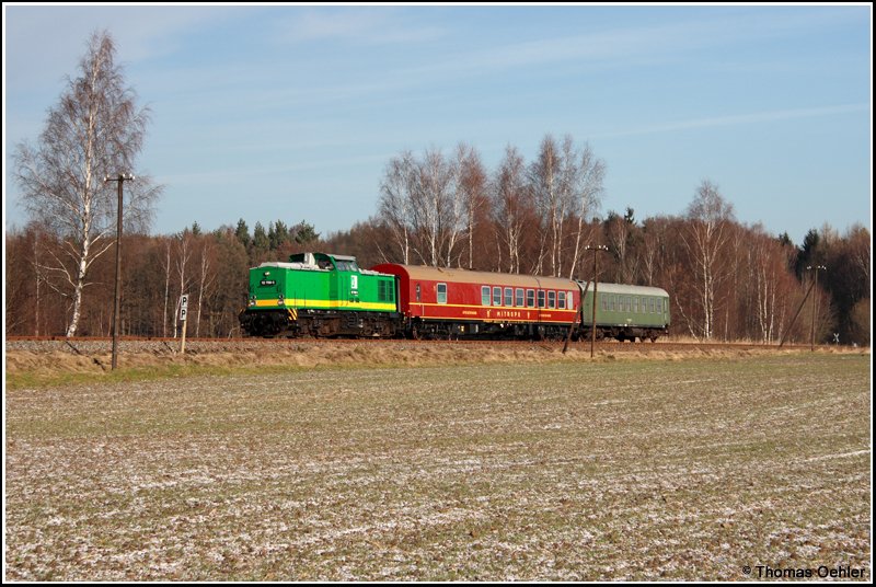 Ski- und Wanderexpress auf der Zellwaldbahn: Am 03.02.08 bespannte die 112 708 der Regio-Infra-Service-Sachsen diesen illustren Zug von Nossen nach Freiberg. Hier aufgenommen kurz vor Grovoigtsberg.