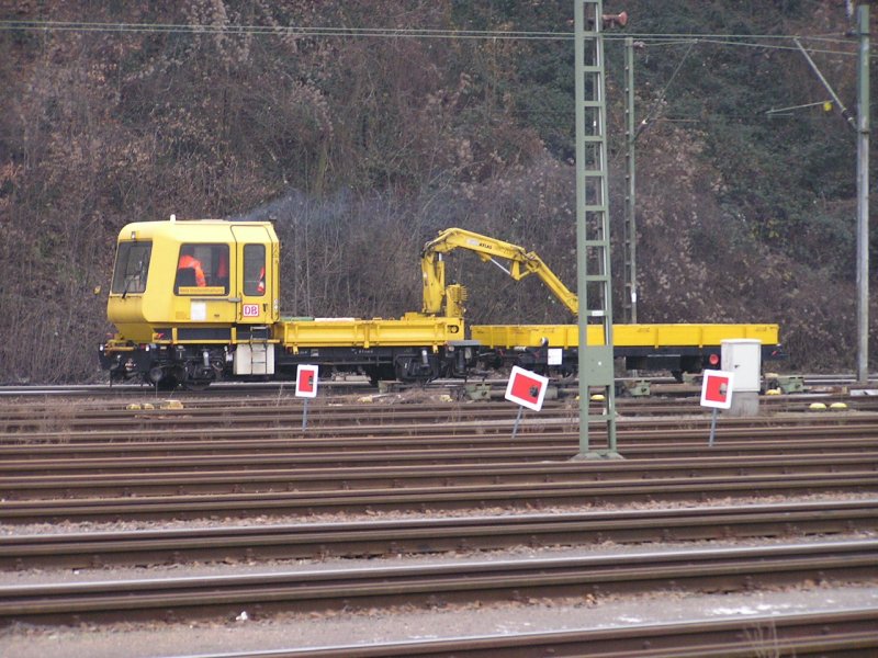Skl 26.1.052 (Hersteller: Gleisbaumechanik Brandenburg, Baujahr 1993) mit Kla 3 rangiert am 22.12.2004 im Saarbr�cker Rbf.