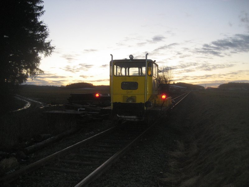 SKL der Chiemgauer-Lokalbahn im Frhjahr 2008 bei Pittenhart auf dem Weg nach Amerang.