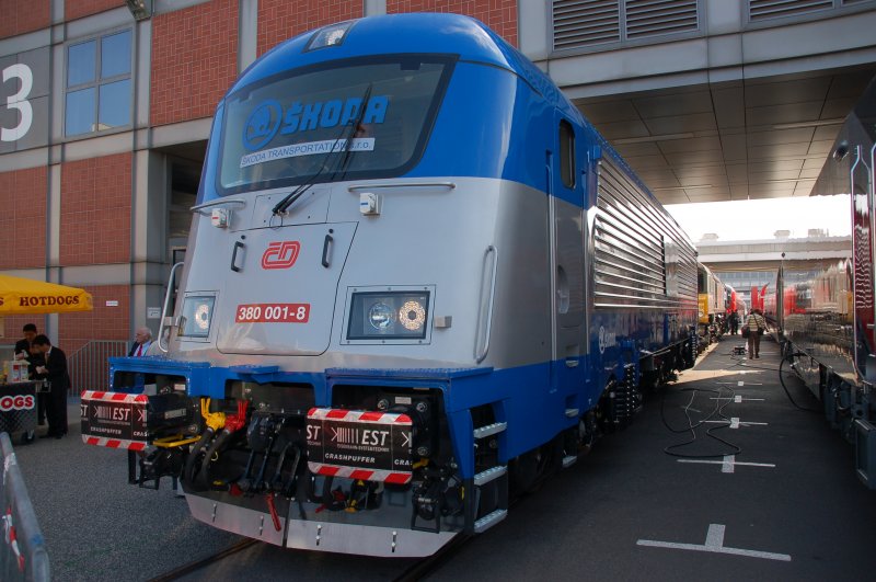 Skoda 380 001-8 am 26.09.2008 auf der Innotrans in berlin. Die Lokomotive wurde bereits mit Crashpuffern der Firma EST ausgerstet, die im Falle einer Kollision Energie aufnehmen und abbauen knnen und so schaden an der Lok und an Wagen mindern oder im gnstigsten Fall sogar vermeiden knnen.