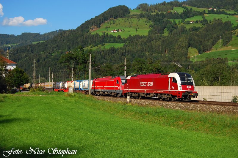 SLB 1216 940-7 + SZ 541 004 sind  mit einem Containerzug nach Ljubljana unterwegs,hier passiert der Zug unseren Standpunkt vor St.Johann im Pongau (sterreichurlaub 15.08.09)