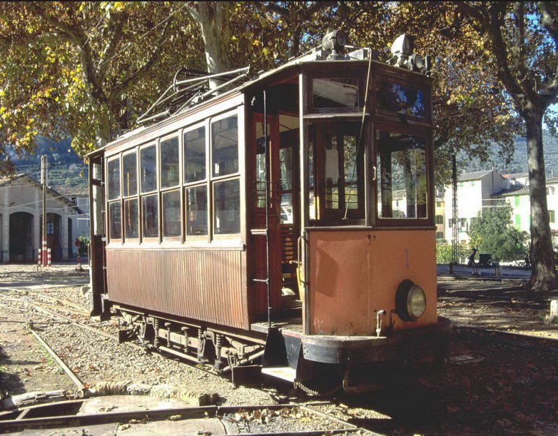 Sller Tram vor dem Depot in Sller.(Archiv P.Walter)