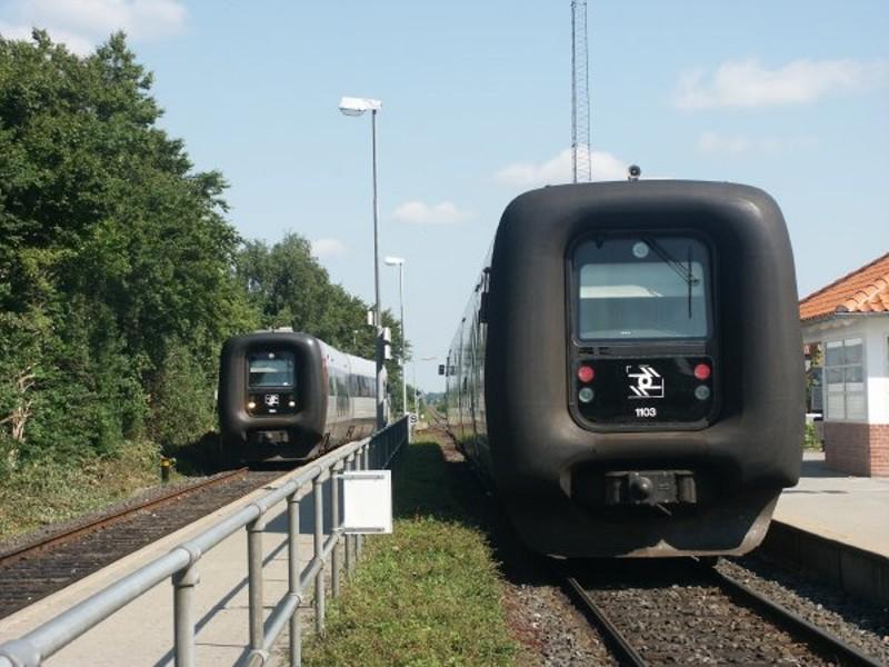 Sllested: Zug nach Nakskav und Zug nach Nykbing begegnen sich
