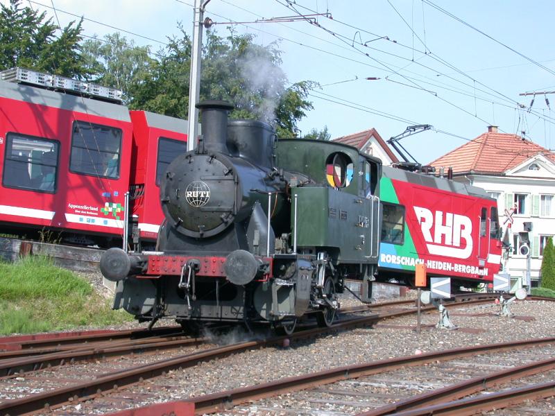 SLM Lok Nr3  Rosa  der ehemaligen Maschinenfabrik Rti wird durch die Eurovapor auf der RHB fr Sonderfahrten eingesetzt.Hier wartet sie auf die Ausfahrt des Stadler BDeh 3/6 Nr25 nach Rorschach.(05.08.2004)