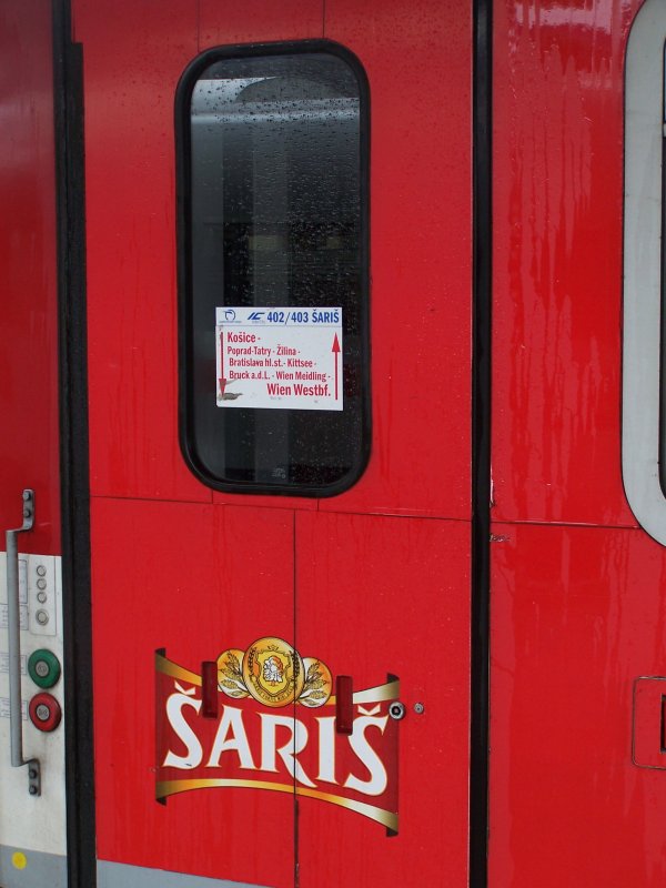 Slovakischer PersonenzugWagen ... beschriftet mit Saris .. Bierwerbewagen?  .. dazu sehr interessantes Zuglaufschild.. zumindest fr Deutsche  :-). Gesehen in Wien West (22.06.2009)