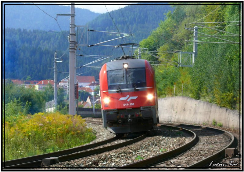 Slowenische E-Loks 541 108 + 109 als Lokzug.Leider sieht man von der hinteren Lok nur den Schatten.
Judenburg 2.9.2007