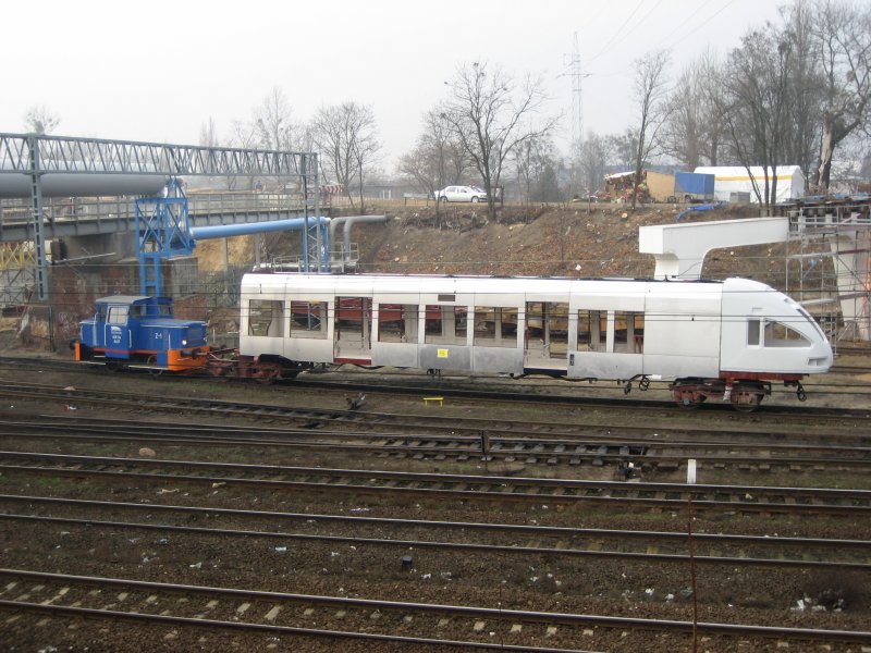 SM03 (409Da) von der PESA zieht Gehuse von einem neuen Triebzug ED74 am 21.11.2007 in Bydgoszcz (Bromberg).