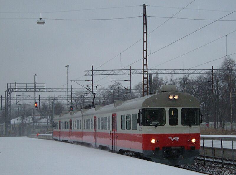 Sm2 6075 fhrt am 17.01.2006 in den Bahnhof Helsinki C ein.