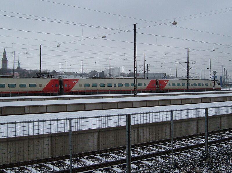 Sm3 Pendolino verlt am 17.01.2006 den Bahnhof Helsinki C nach Turku.