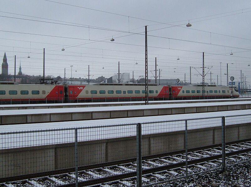 Sm3 Pendolino verlt am 17.01.2006 den Bahnhof Helsinki C nach Turku.
