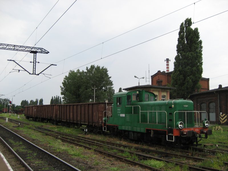 SM30-034 fhrt mit drei Gterwagen am 18.07.2007 durch Bromberger Hauptbahnhof.