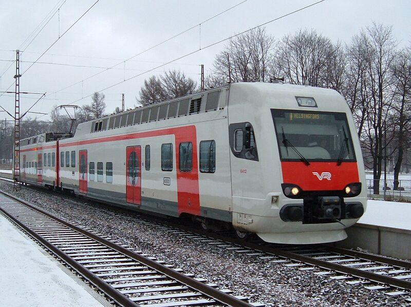 Sm4 6412 fhrt am 17.01.2006 in den Bahnhof Helsinki C in einen Auenbahnsteig ein.