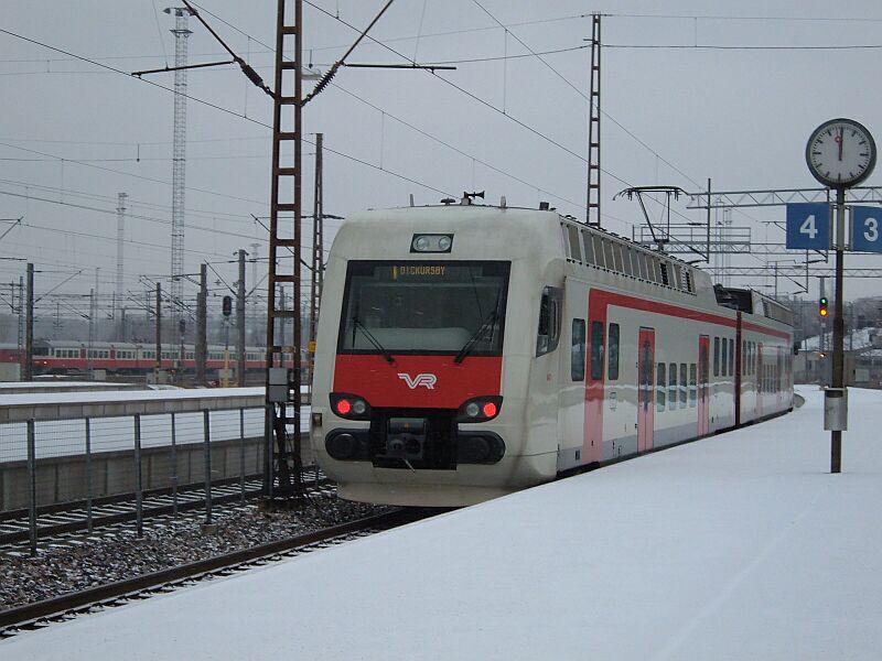 Sm4 nach Dickursby verlt am 17.01.2006 Punkt 12 Uhr den Bahnhof Helsinki C, im Hintergrund zwei Sm1. 