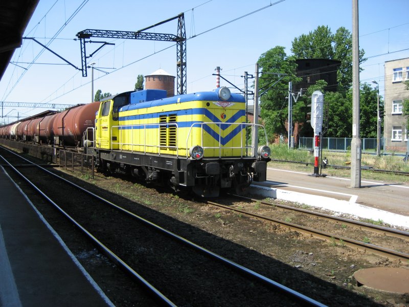 SM42-2208 von der LOTOS am Ende des Zuges. Der Zug fhrt am 11.06.2007 in Richtung Inowroclaw durch Hauptbahnhof Bydgoszcz.
