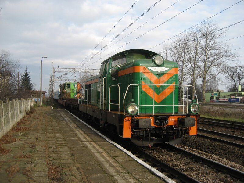 SM42-226 fhrt mit einem Spezialrettungszug am 16.11.2007 durch Kotomierz in Richtung Bydgoszcz.