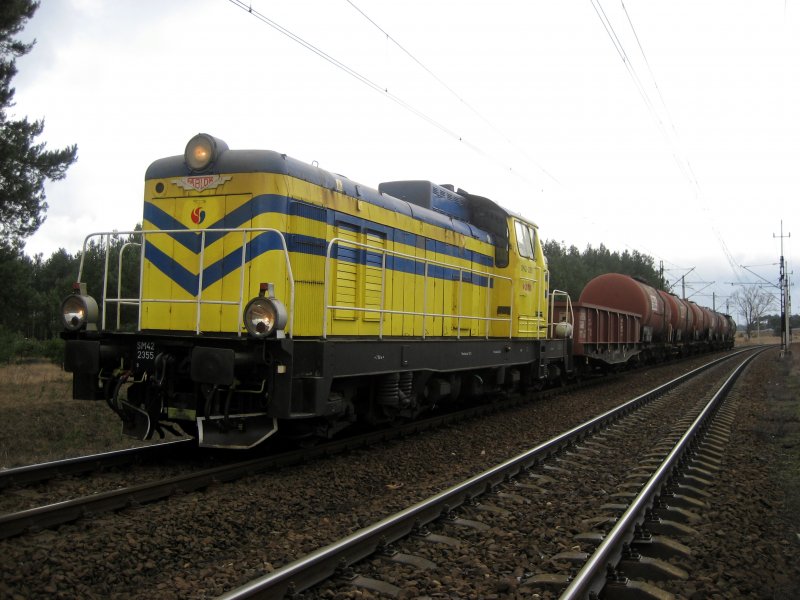 SM42-2355 mit einem Kesselzug nach Lipno. Das war am 12.03.2009 in Toruń.