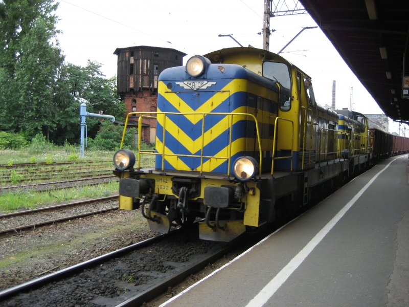 SM42-2632 frht als erste und als zweite fhrt SM42-2615 mit einem Gterzug am 18.07.2007 durch Hauptbahnhof Bydgoszcz in Richtung Inowroclaw.