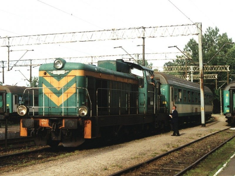 SM42-677 mit Lokalzug Nowy Sacz-Chabwka auf Bahnhof Chabwka am 8-8-2001. Bild und scan: Date Jan de Vries. 