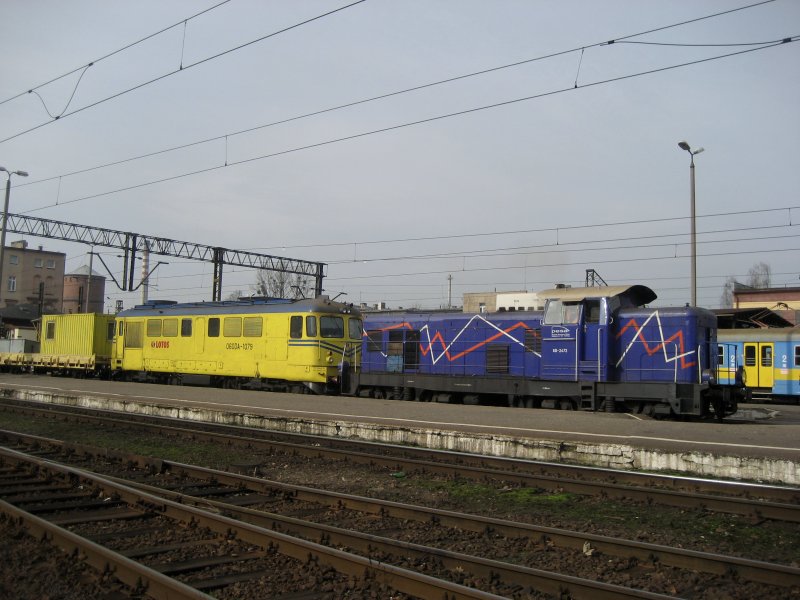 SM42-6D2472 von der PESA und 060DA-1079 von der LOTOS fahren am 26.02.2008 durch Hauptbahnhof Bydgoszcz (Bromberg).