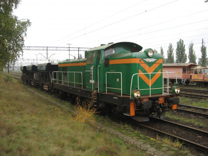 SM42-719 fhrt mit drei Selbstentladewagen am 02.10.2007 durch Bydgoszcz Wschod.