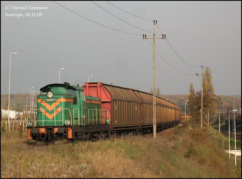 SM42 908 fhrt eine berfhrung vom unteren zum oberen Gbf in Kostrzyn, 01.11.08.