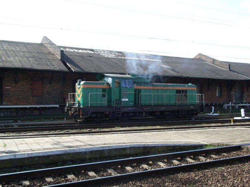 SM42-960 qualmt vor dem Stargarder Gterschuppen vor sich hin.
Stargard 06.04.2007
