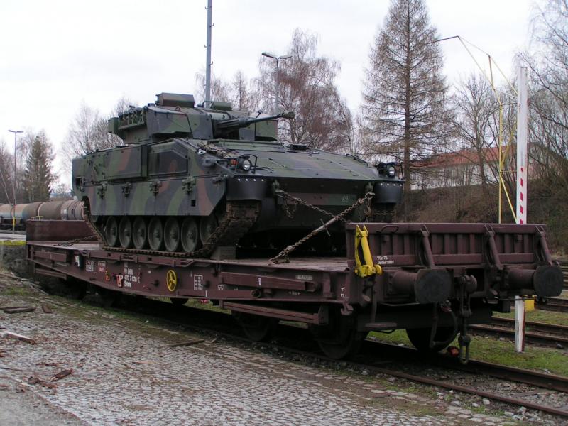 Smms (82 81 47028-2) mit Kampfpanzer ULAN am 
Bhf. RIED i.I. 2006-04-13