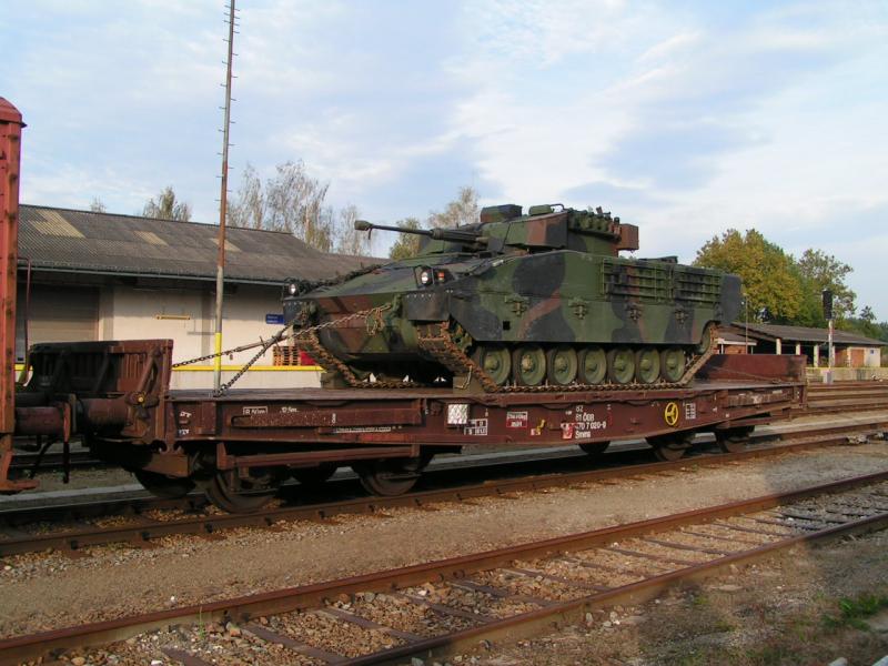 Smms (BB) mit Panzer am Bhf. RIED i.I. 205-10-08