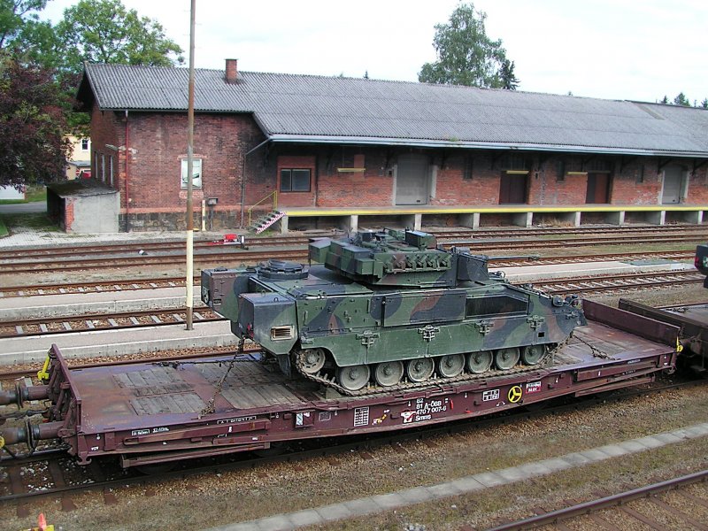 Smms(82814707007-6)steht mit einem ULAN zur Entladung am Bhf. Ried i.I. bereit; Im Hintergrund ein Teil des alten Gtermagazin, welches angeblich einem Busterminal weichen soll;090905