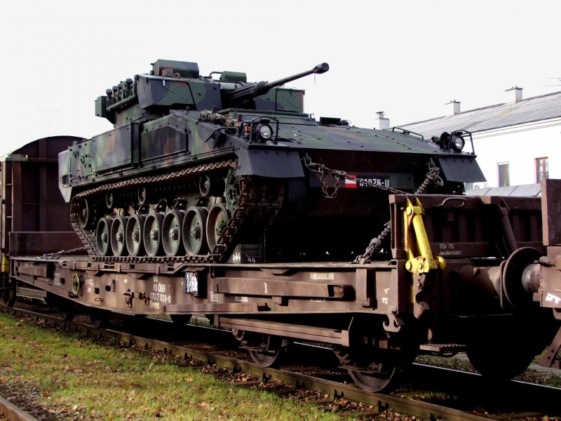 Smms(82814707029-0)ist mit einem ULAN beladen und steht am Bhf. Ried i.I. zur Entladung;081115