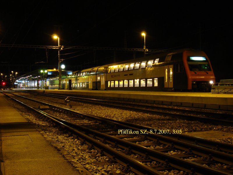 SN 8 aus zwei DPZ in Pfffikon SZ am 8.7.2007 um 3:05 Uhr. Wegen der Zrcher Stadtfete  Zri-Fscht  wurden selbst die Nacht S-Bahnen mit doppelten Einheiten gefhrt. Schn, wenn man so spt noch mit dem Zug nach Hause kommen kann...