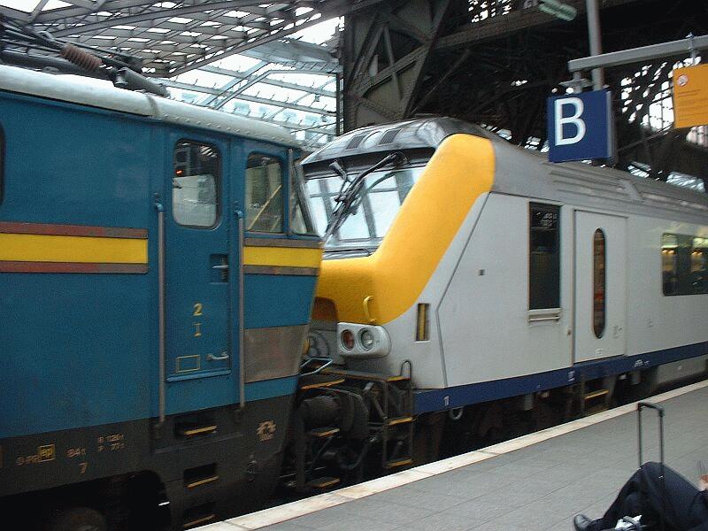 SNCB 1601 mit D-Zug Oostende - K�ln am 04.09.2002 in K�ln Hbf. Wieder mal keine Wendezug-Lok gehabt, Steuerwagen hinter der Lok, soll bei uns auch vorkommen!