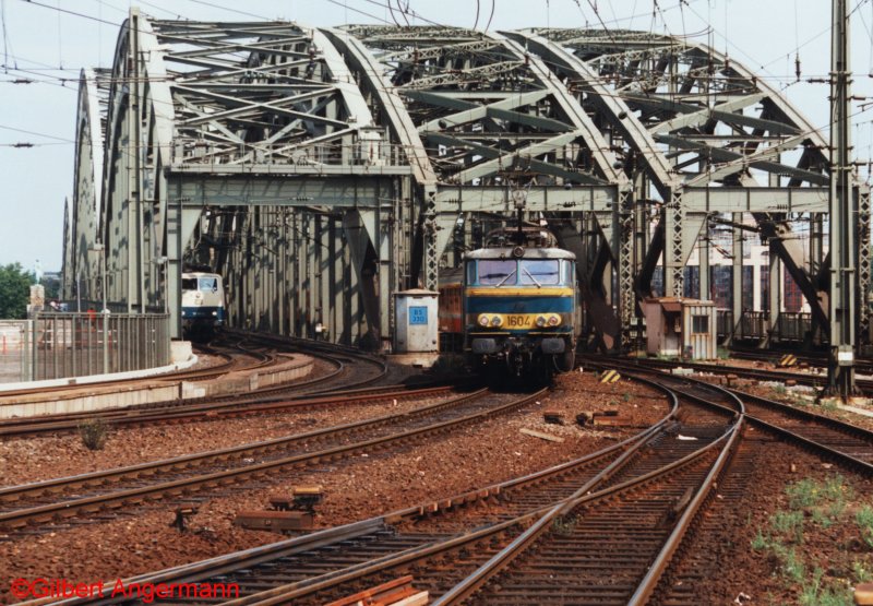 SNCB 1604 am 16.07.1993 von der Hohenzollernbr�cke in den K�lner Hbf einfahrend.