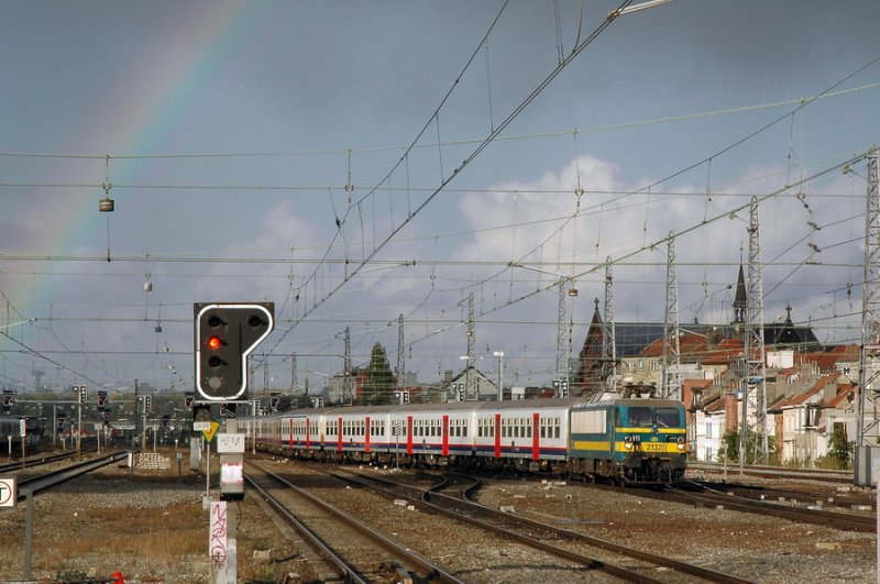 SNCB 2132 am 16.10.2008 in Bruxelles-Nord. Ausnahmsweise mal mit Regenbogen.