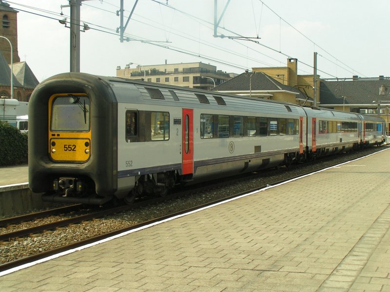 SNCB 552 der Baureihe AM 96 am 16.04.2004 im belgischen Kstenbahnhof Oostende am 16.04.2004. Die Gumminasen oder aber auch Klobrillen genannten Fahrzeuge hneln stark den dnischen DSB IC3 Triebzgen.