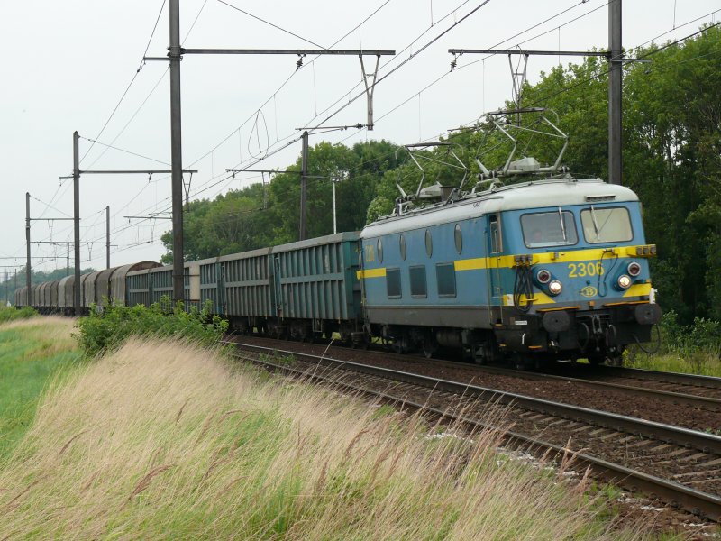 SNCB-Altlok 2306 kommt vom Antwerpener Hafen und befindet sich hier auf der grossen Schleife in Ekeren. Aufgenommen am 12/08/2009.