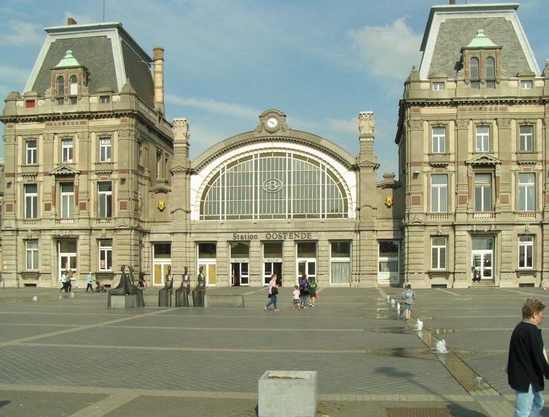 SNCB Bahnhofsgebude Oostende am 16.04.2004.