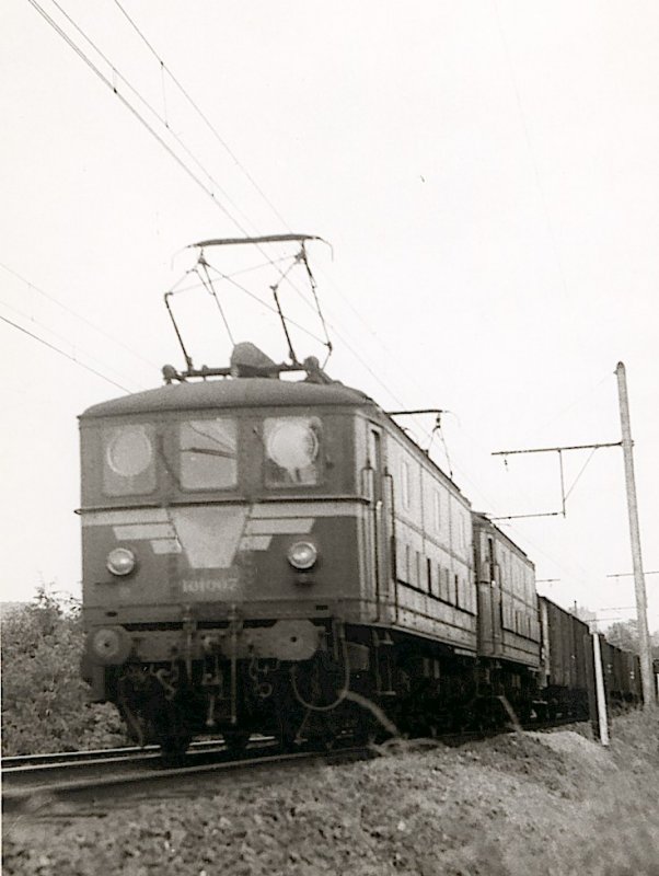 SNCB - Die Lok 101.007 (spter 2907), in Doppltraktion, mit einem schweren Gterzug aus Charleroi nach Antwerpen.  
Bruxelles (Uccle) - 06/1959.  Foto : J.J. Barbieux
