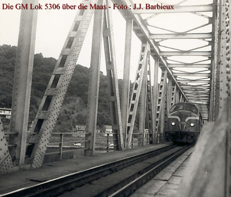 SNCB - Die Lok 5306 fhrt ber die Maas mit einem Zug nach Bertrix, auf der Linie (Namur) - Dinant - Bertrix - Athus (Luxembourg - Metz) - Anseremme, July 1969. Foto : J.J. Barbieux