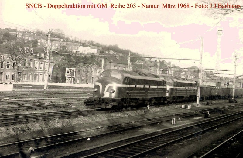 SNCB - Doppeltraktion in Namur : ein Gterzug ist von zwei GM Dieselloks BR 203 (spter 53) nach Bertrix - Athus gezogen.
Namur - 18/03/1968 - Foto : J.J. Barbieux