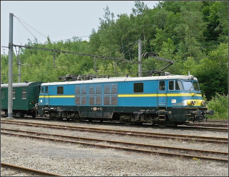 SNCB E-Lok 1501 durchfhrt am 28.06.08 mit M 2 Wagen den Bahnhof von Rivage. (Hans)