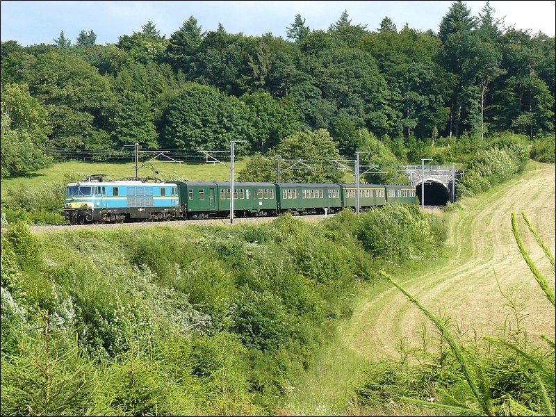 SNCB E-Lok 1501 mit ihrem Sonderzug bestehend aus M 2 Wagen beim Verlassen des Tunnels in der Nhe von Vonche. 28.06.08 (Hans)
