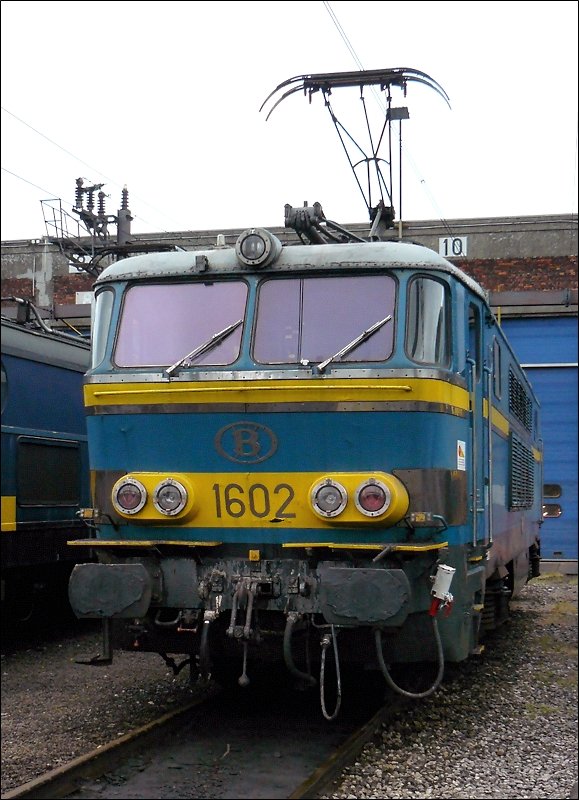 SNCB E-Lok 1602 war auch am Tag der offenen Tr im Atelier Kinkempois ausgestellt. Im Jahr 1966 wurden 8 Loks dieser Baureihe von der SNCB in Dienst gestellt, um den internationalen Verkehr zu gewhrleisten. In den siebziger Jahren wurden 1601 und 1602 mit einem vierten kleineren Stromabnehmer versehen, damit sie von 1974-1978 mit dem Zug  Freccia del Sole  nach Spiez (Schweiz) fahren konnten. Das Ende dieser Baureihe ist absehbar. 18.05.08 