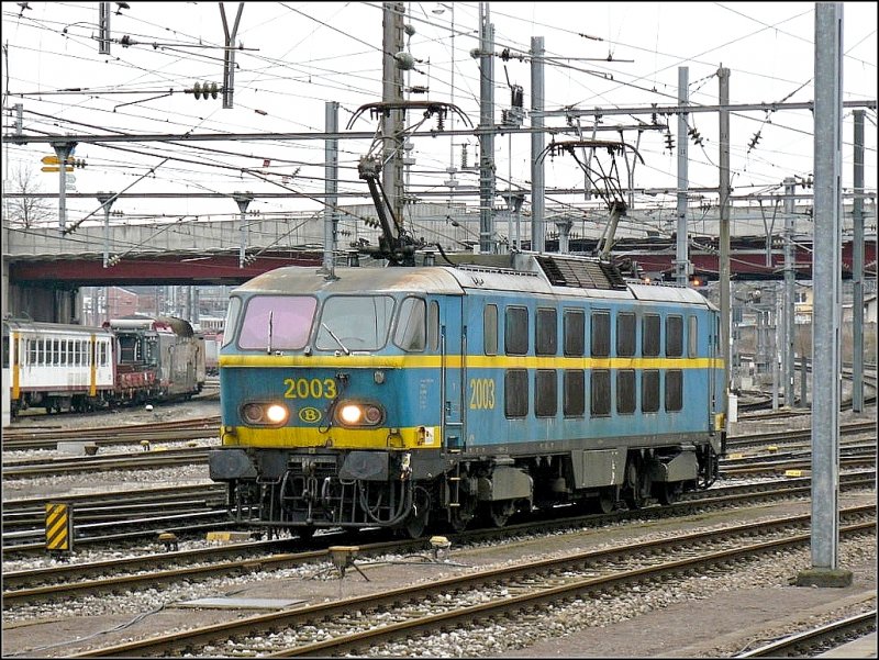 SNCB E-Lok 2003, alle Stromabnehmer oben, wartet am 24.02.09 im Bahnhof von Luxemburg auf den Zug aus der Schweiz, um diesen nach Bruxelles Midi zu ziehen. Links im Bild ist ein Teil des havarierten Triebzuges 2207 zu sehen, welcher in das schwere Unglck am 11.10.06 in Zoufftgen (F) verwickelt war. (Hans)