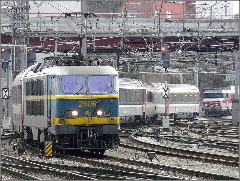 SNCB E-Lok 2006 kommt am 24.02.09 mit dem IC 97  Iris  aus Brssel und fhrt in den Bahnhof von Luxemburg ein, whrend hinten schon die  nez cass  15018 wartet, um nach der bernahme den Zug nach Basel zu ziehen. (Jeanny) 