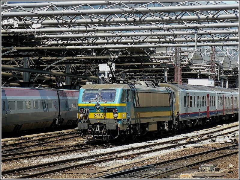 SNCB E-Lok 2117 vel�sst den Bahnhof Bruxelles Midi mit einer M 4 Wagengarnitur in Richtung Sint Niklaas am 30.05.09. (Hans)