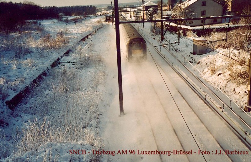 SNCB - Ein Triebzug AM96 aus Luxembourg nach Brssel fhrt durch Habay - Februar 2003 - Foto : J.J. Barbieux
