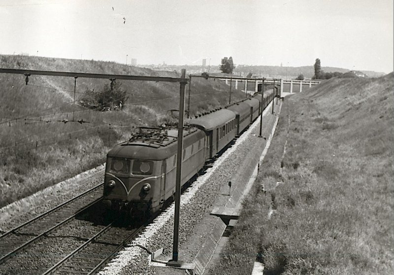 SNCB - Eine Lok BR 122 (sp�ter 22) hat Br�ssel Midi vor 8-10 Minuten verlassen, f�hrt durch Neerpede weiter nach Gent, Br�gge und Ostende. Dieser Zug war aus L�ttich �ber Leuven, Br�ssel Nord und Central erst gefahren. Neerpede - 05/1966 - Foto : J.J. Barbieux